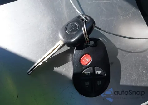 2013 Toyota Sienna Le V6 8 Passenger z USA, uszkodzony, nr VIN 5TDKK3DC2DS365971